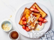 Рецепта Френски тост (пържени филийки) с филирани бадеми за закуска